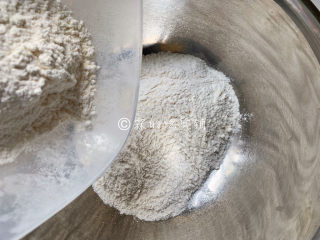 2、冬至美食 培根蘑菇披萨,高粉、低粉，混合均匀。