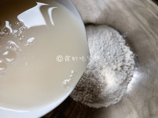 3、冬至美食 培根蘑菇披萨,加入酵母水（酵母，用约两汤匙的水溶解就可以了，随后再少量多次的加入清水。）