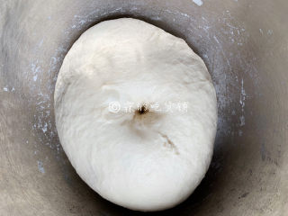 10、冬至美食 培根蘑菇披萨,面团发酵至差不多有原来的两倍大，用手指在中间戳一个洞，洞不会回缩、塌陷，就是发酵好了。