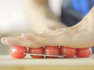 5、没胃口的时候,来一道酸溜溜酸奶沙拉,圣女果平躺,用手按住顶部,可以轻松从中间切开