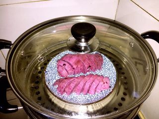 2、芝士椰蓉紫薯球,紫薯去皮切成块放入蒸锅，大火蒸20分钟左右，直至软烂。