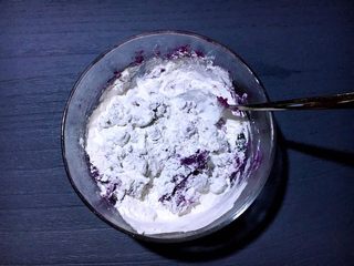 5、芝士椰蓉紫薯球,加入糯米粉100g和100ml水