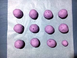 7、芝士椰蓉紫薯球,把搅拌均匀的面团平均分成12等份