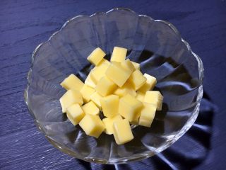 8、芝士椰蓉紫薯球,芝士切成小块