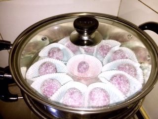 11、芝士椰蓉紫薯球,放入蒸锅大火蒸约5分钟左右