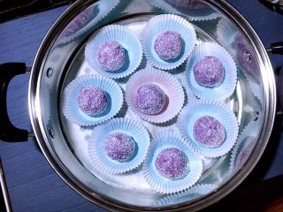 10、芝士椰蓉紫薯球,包好的面团再次滚成圆团，沾上椰蓉