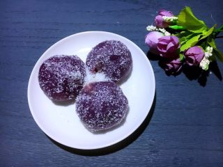 12、芝士椰蓉紫薯球,出锅
