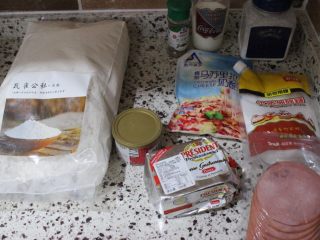 1、咸香火腿奶酪司康,准备材料。