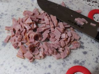 2、咸香火腿奶酪司康,火腿片切丁备用。