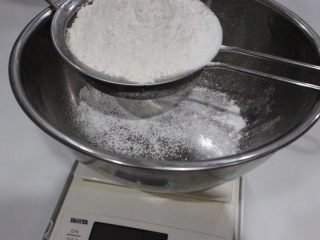 3、咸香火腿奶酪司康,面粉泡打粉混合过筛,再加入细砂糖,盐,黑胡椒粉混合。