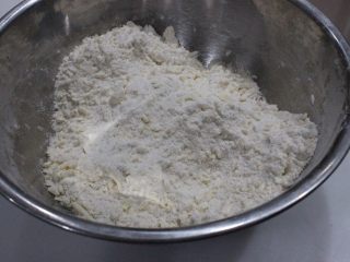 6、咸香火腿奶酪司康,然后用手揉搓,把黄油和马苏搓散,这时候的面很干,还不能成团。