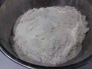 7、咸香火腿奶酪司康,加入酸奶。