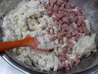 8、咸香火腿奶酪司康,稍微揉匀后加入火腿丁。
