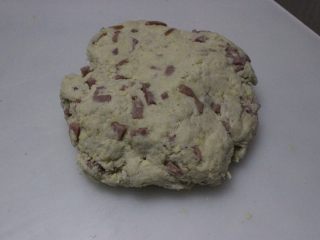 9、咸香火腿奶酪司康,大概揉匀成团,面团比较干,如果无法成团,说明太干了,可以略微增加酸奶的量调节。如图就差不多了。