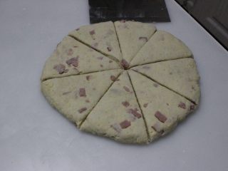 11、咸香火腿奶酪司康,把面团整理成圆形,切成差不多大的8块,厚度大概2公分不到点。