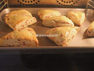 13、咸香火腿奶酪司康,普通烤箱180度中层烤。