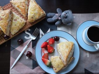 14、咸香火腿奶酪司康,这款冷吃虽然也蛮好吃的,不过特别建议加热一下再吃,美味极了~~和披萨一样的道理吧。