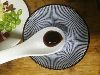 2、手撕茄子,蚝油1/3勺