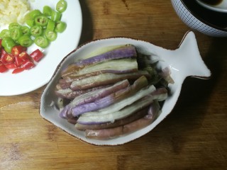 10、手撕茄子,用手撕成茄子条