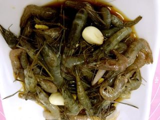 1、鲜虾蘑菇披萨,河虾洗净放葱姜蒜，料酒盐，生抽，白糖拌匀腌一会儿。