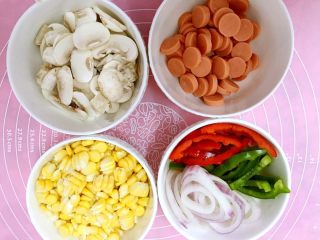 2、鲜虾蘑菇披萨,准备各种食材。