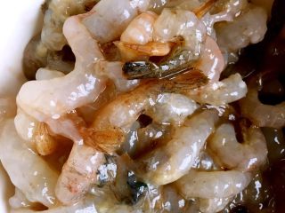 3、鲜虾蘑菇披萨,河虾去头，去壳备用。