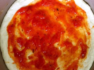 5、鲜虾蘑菇披萨,饼皮上刷披萨酱。