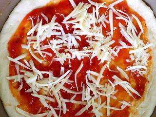 6、鲜虾蘑菇披萨,撒一层马苏里拉芝士。