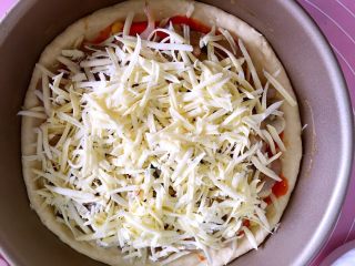 8、鲜虾蘑菇披萨,再撒上一层芝士。喜欢芝士的就多撒一些，本人就是，最爱芝士了。