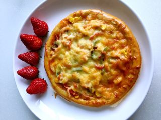 9、鲜虾蘑菇披萨,烤箱预热，上下火中层200度烤25分钟，最后五分钟在饼皮上刷鸡蛋液，上色金黄即可。