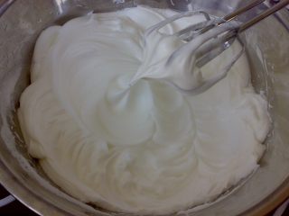 3、巧克力舒芙蕾,蛋白加入糖、醋打至9分发