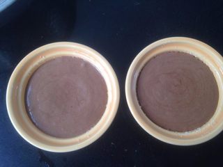 5、巧克力舒芙蕾,把面糊倒入烤碗内