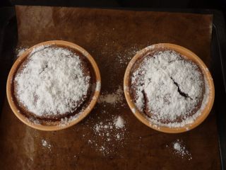 7、巧克力舒芙蕾,取出舒芙蕾稍晾凉，撒下糖粉