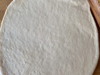 1、培根火腿披萨,去一块面团