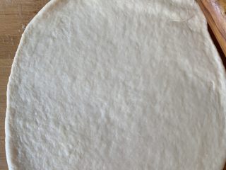 2、培根火腿披萨,擀