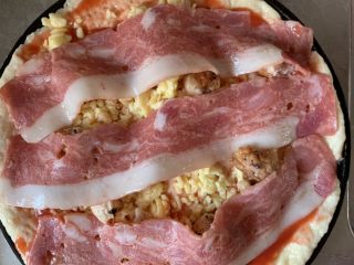 14、培根火腿披萨,培根铺平