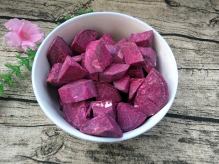 4、DIY手工紫薯馅,切成块