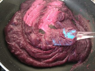 12、DIY手工紫薯馅,一定要不停地翻炒，防止结底，全程小火