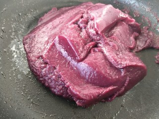 13、DIY手工紫薯馅,在这个过程中紫薯馅越来越干燥，炒到能抱团即可，过程约20分钟左右