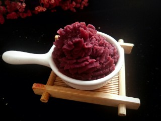 14、DIY手工紫薯馅,做好的紫薯馅，不仅能够做蛋黄酥还能做月饼，好吃又安全，你也尝试吧????