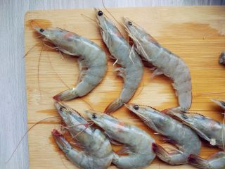 1、奶酪蝴蝶虾饭团,虾洗净，去头