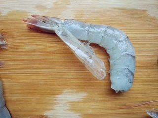 4、奶酪蝴蝶虾饭团,再从最后一节腹部剥开，留下尾部的壳做造型