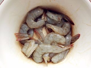 6、奶酪蝴蝶虾饭团,用少许盐，料酒，生抽，糖抓匀，腌制一会儿