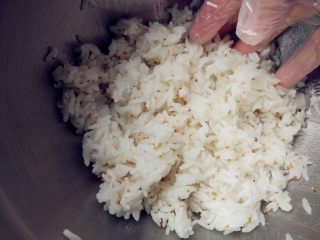7、奶酪蝴蝶虾饭团,米饭加少许寿司醋，芝麻和芝麻油，拌匀