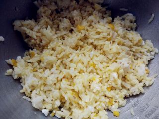 8、奶酪蝴蝶虾饭团, 加入咸蛋黄，拌匀