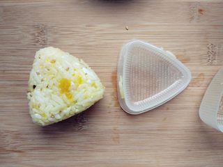 9、奶酪蝴蝶虾饭团,填入模具，压实后取出