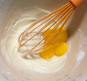4、聚会必不可少的节日蛋糕,加入蛋黄搅拌均匀