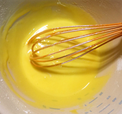 5、聚会必不可少的节日蛋糕,完成的蛋黄糊