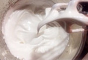 23、聚会必不可少的节日蛋糕,将煮好的糖浆缓缓倒入打发蛋白中同时高速搅拌至蛋白打发，呈现油漆般光泽的意式蛋白霜