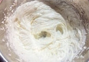 25、聚会必不可少的节日蛋糕,搅拌至黄油完全吸收，意式奶油霜制作完成